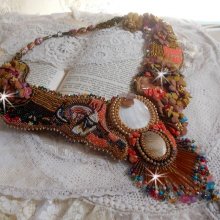 Eksotisk Envol halskæde broderet med blonder, perleperler, forskellige perler af meget smuk kvalitet i Haute-Couture stil